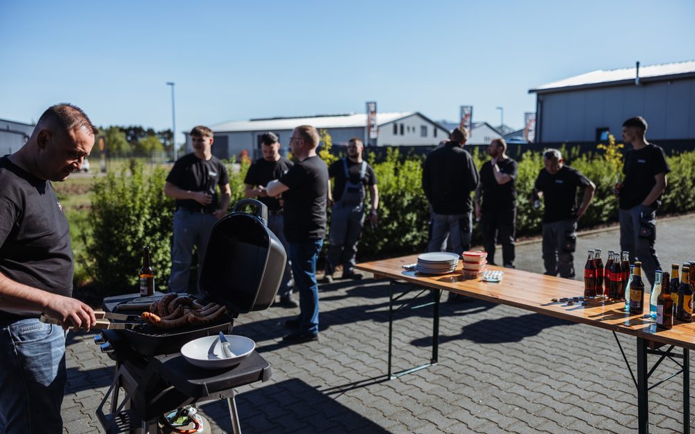 Das Team beim gemeinsamen Grillen