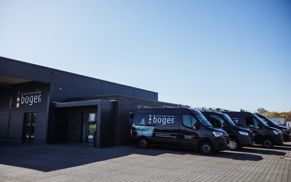 Fuhrpark der Boger Haustechnik am Betriebsgelände