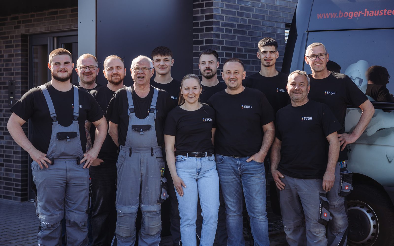 Das Team der Boger Haustechnik vor dem Firmengebäude in Garrel