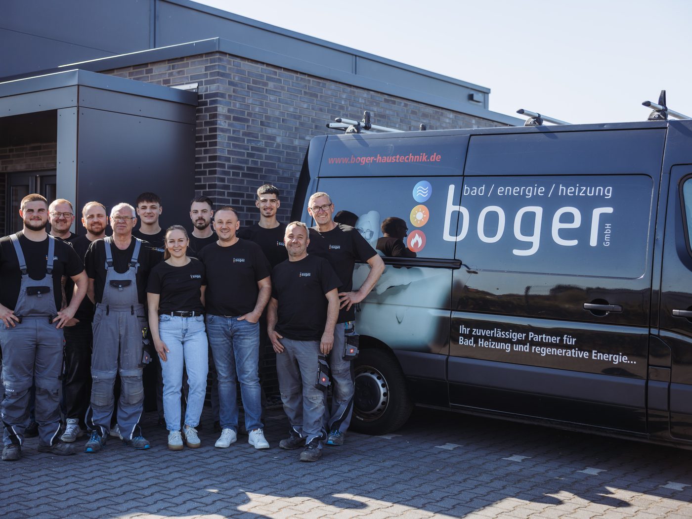 Das Team der Boger Haustechnik vor einem Firmenfahrzeug